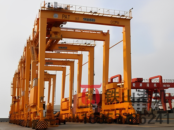 江蘇泰州輪胎式集裝箱龍門吊廠家夜間智能照明系統(tǒng)保障24小時高效運轉(zhuǎn)